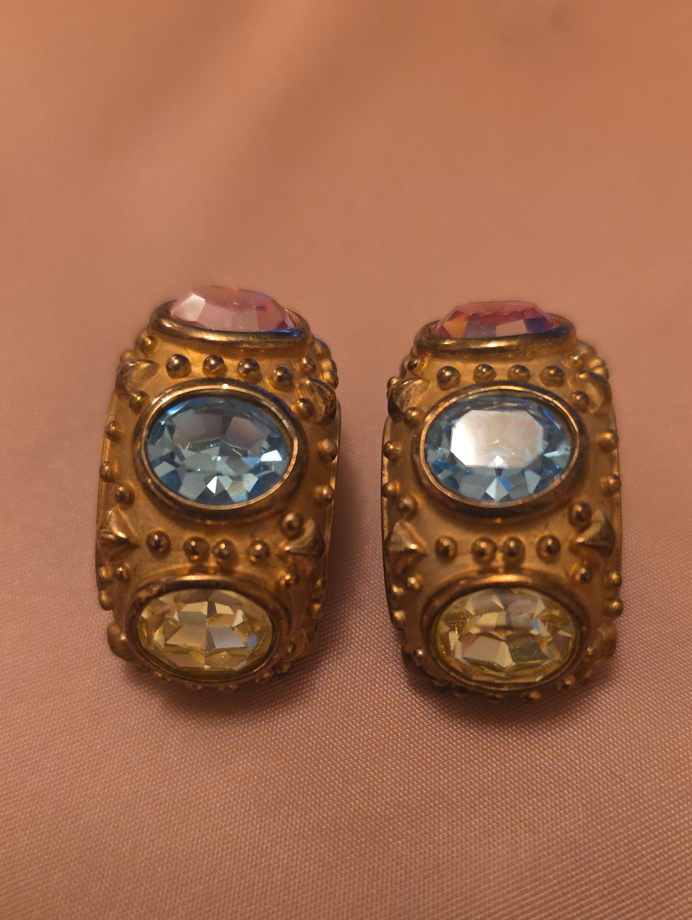 LANDAU Gold-Tone Multi-Color Semi Prescious Stones Clip-On Vintage Earrings/.